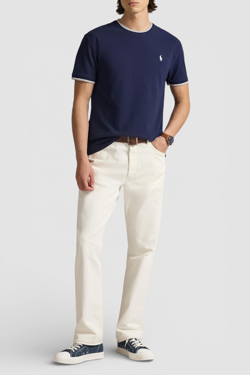 תמונת כל הלוק של חולצת טי